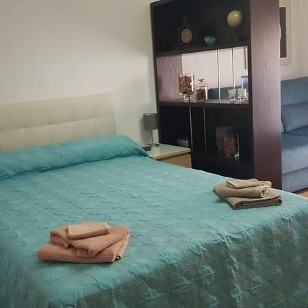 Appartamento Alojamiento Adelfas Madrid Esterno foto